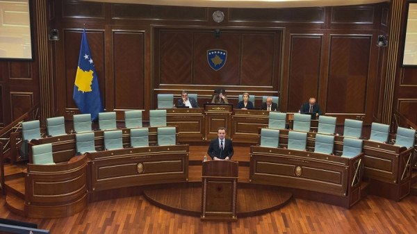 Rritje e pagës mesatare, paga e 13-të edhe në sektorin privat dhe 100 euro për gjyshërit, këto janë zotimet e Kurtit