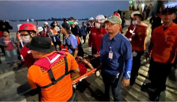 ​Fundoset anija në Indonezi, 6 viktima e 130 persona të zhdukur
