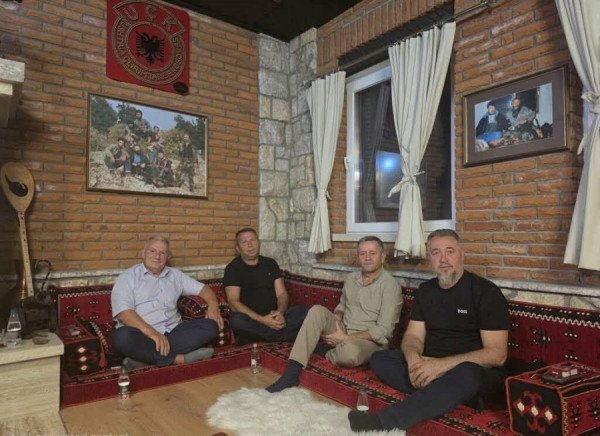 Mblidhen ish-komandantët e zonave të UÇK-së në odën e Sami Lushtakut