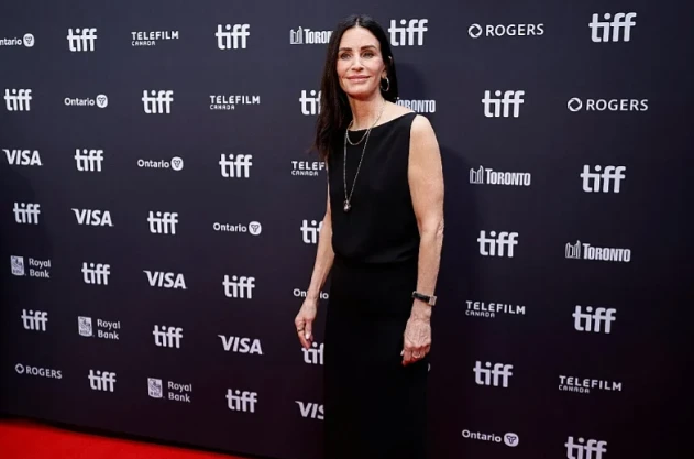 Courteney Cox shkëlqen në Toronto me filmin e saj të ri, bazuar në një nga grabitjet më të çuditshme