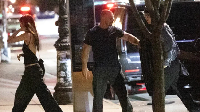 dakota-johnson-dhe-machine-gun-kelly-ndezin-thashethemet-per-nje-romance-te-re