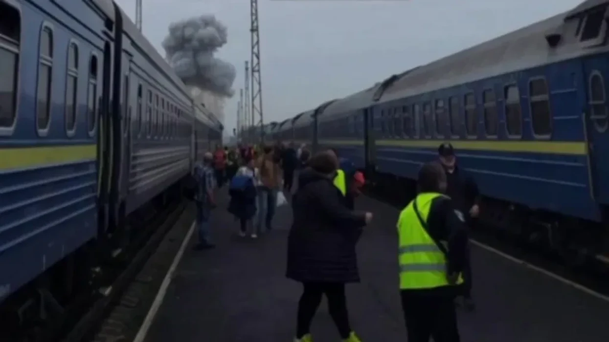Droni rus godet trenin pranë kufirit polak, pak minuta pas kalimit të Boris Johnsonit