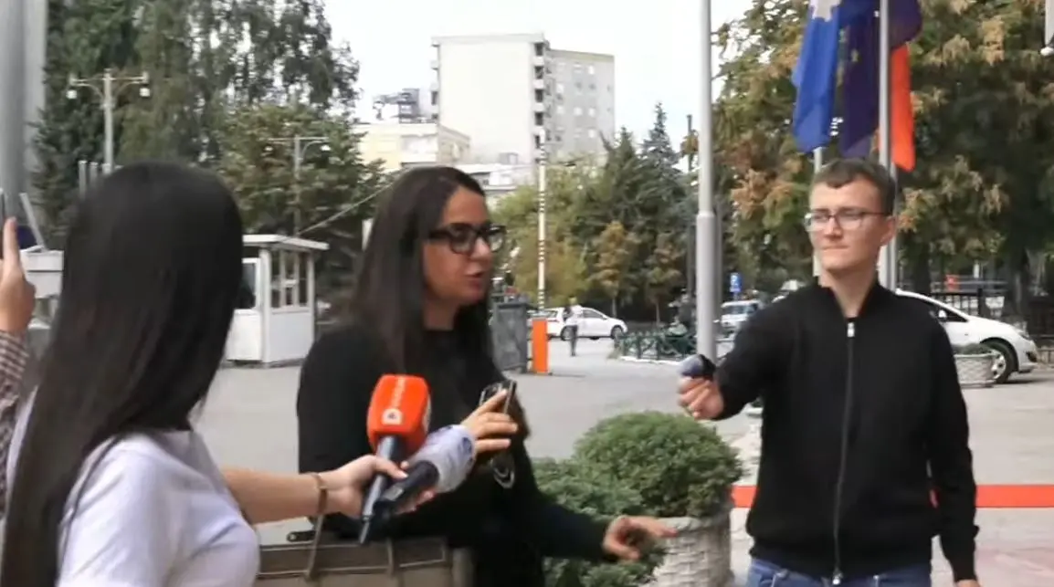 A ka takim Kurti-Abdixhiku? Flet Lushaku
