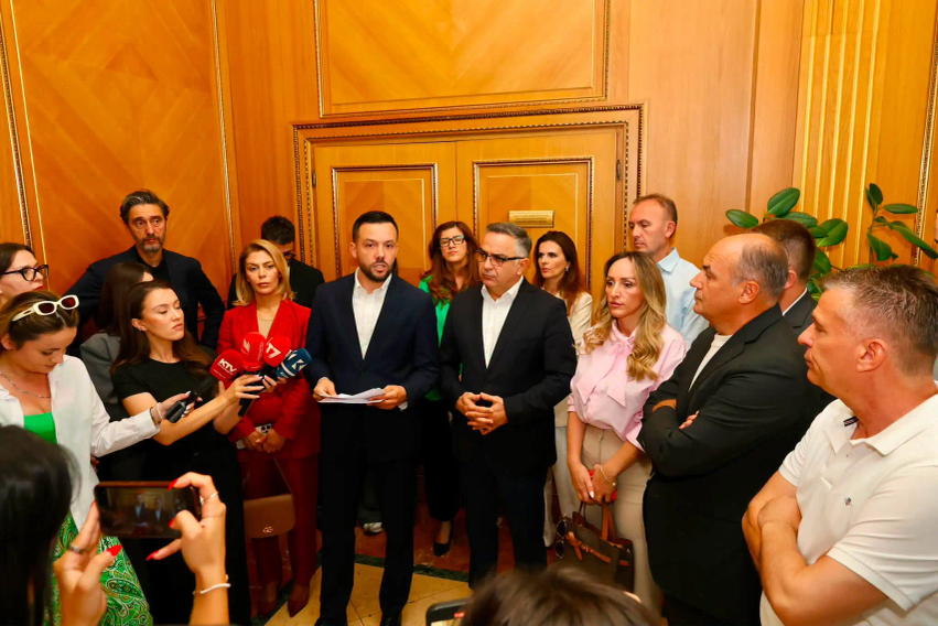 Alban Krasniqi kritikon PDK në dhe AAK në  Ikin nga seancat kur ato thirren  e duken kur s ka seancë