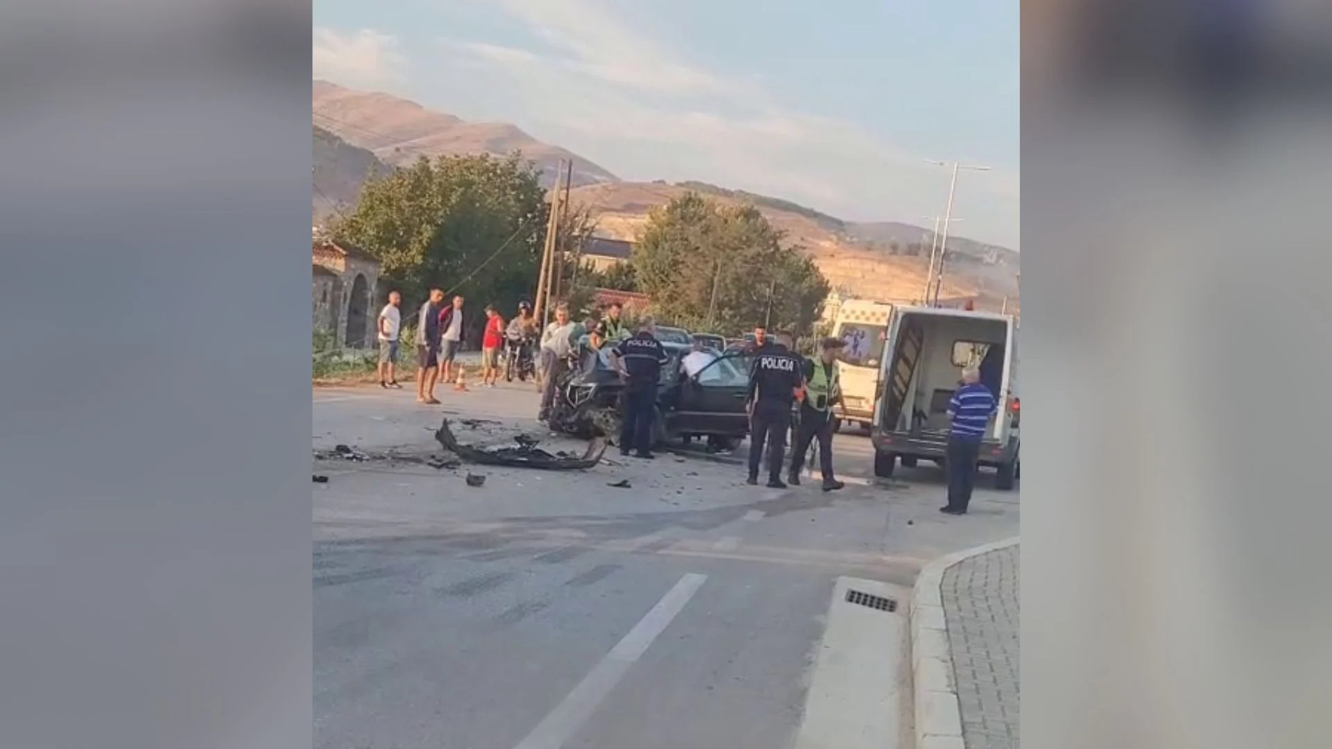 Aksident në aksin Kuçovë-Berat, përplasen dy automjete, raportohet për dy të plagosur