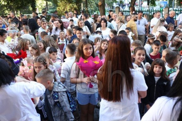 ​Nis viti i ri mësimor në Shqipëri, 25 mijë fëmijë ulen për herë të parë në bankat e shkollës