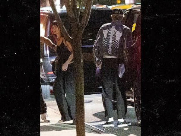 ​Dakota Johnson shihet në Nju Jork pas ndarjes nga partneri, por jo e vetme
