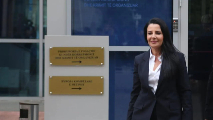 25 mijë euro vetëm pishina  Email et dhe dokumentet në dosje  SPAK ia atribuon vilën Belinda Ballukut  Heshtin  Atelier 4  dhe  Green Coast 