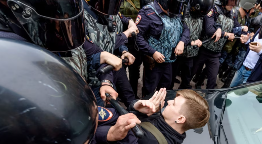 qindra-adoleshente-ruse-perballen-me-aktakuza-per-terrorizem-teksa-shteti-intensifikon-shtypjen