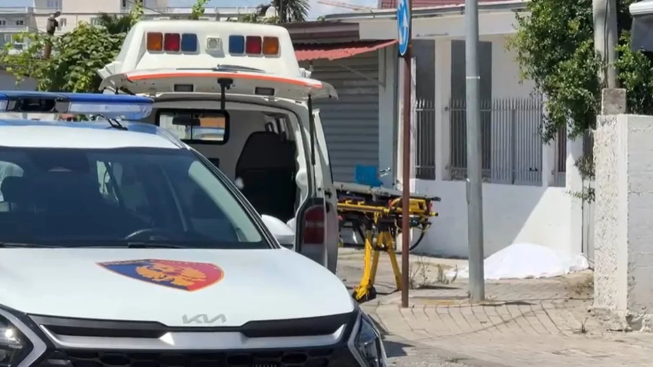 E rëndë në Roskovec/ Theu urdhrin e mbrojtjes dhe shkoi në banesën e ish-partneres, 59-vjeçari plagos me drapër ish-vjehrrin