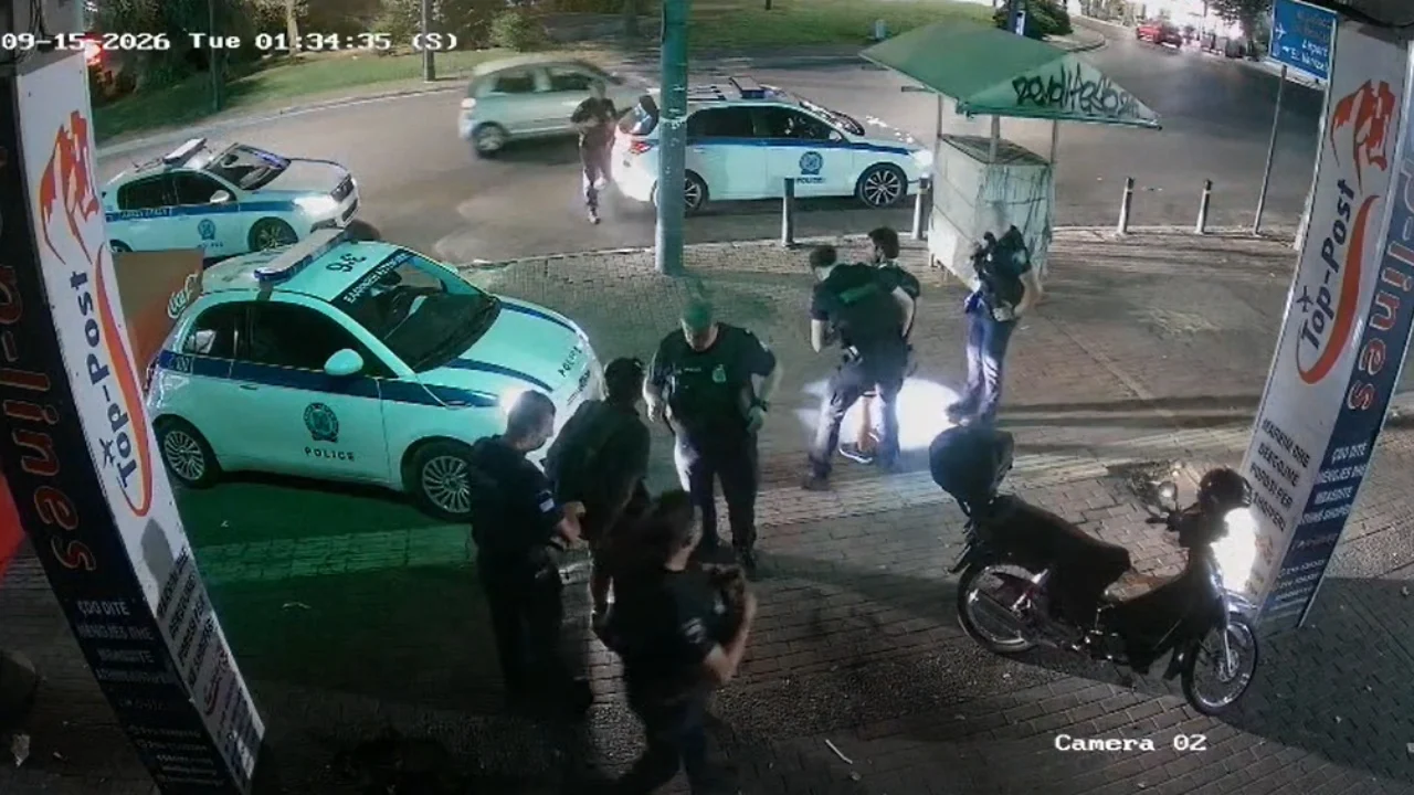 Tentuan të vidhnin një motor, policia zë “mat” dy hajdutët dhe i vë në pranga