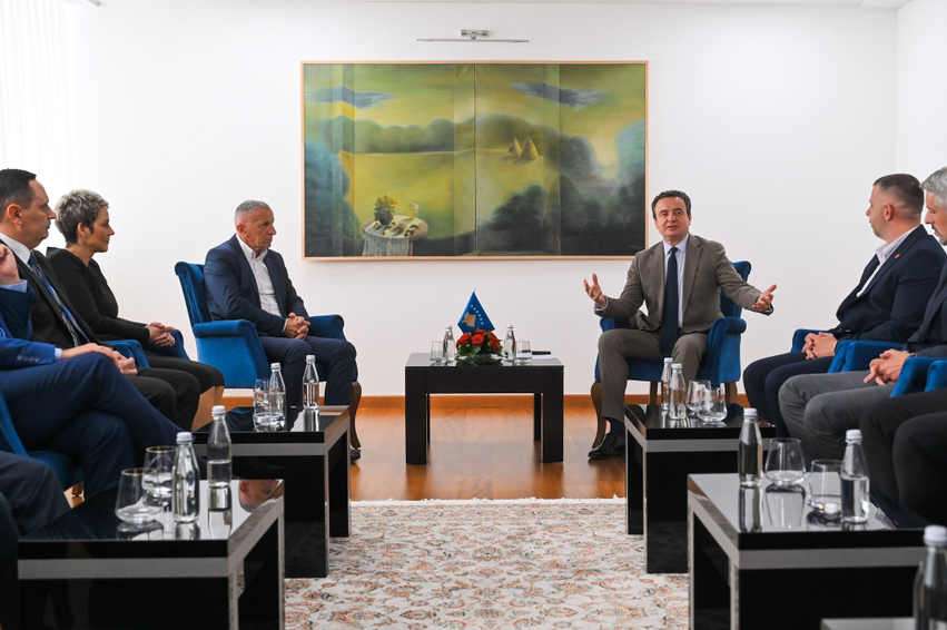 Kurti takon përfaqësuesit e Luginës  jep mesazhin e qartë për mbështetjen e shqiptarëve