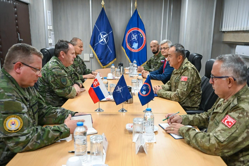 ulutaş-dhe-lorinc-takohen-ne-shtabin-e-kfor-it