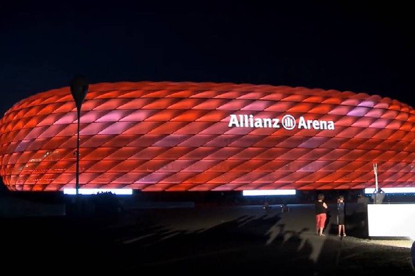 ​UEFA konfirmon dy stadiumet që do të presin finalet e Championsit