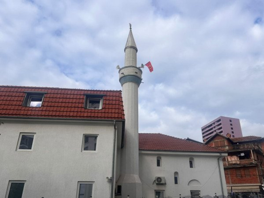 Në prag të verdiktit të Hagës  BIK i stolisë xhamitë me flamurin e UÇK së