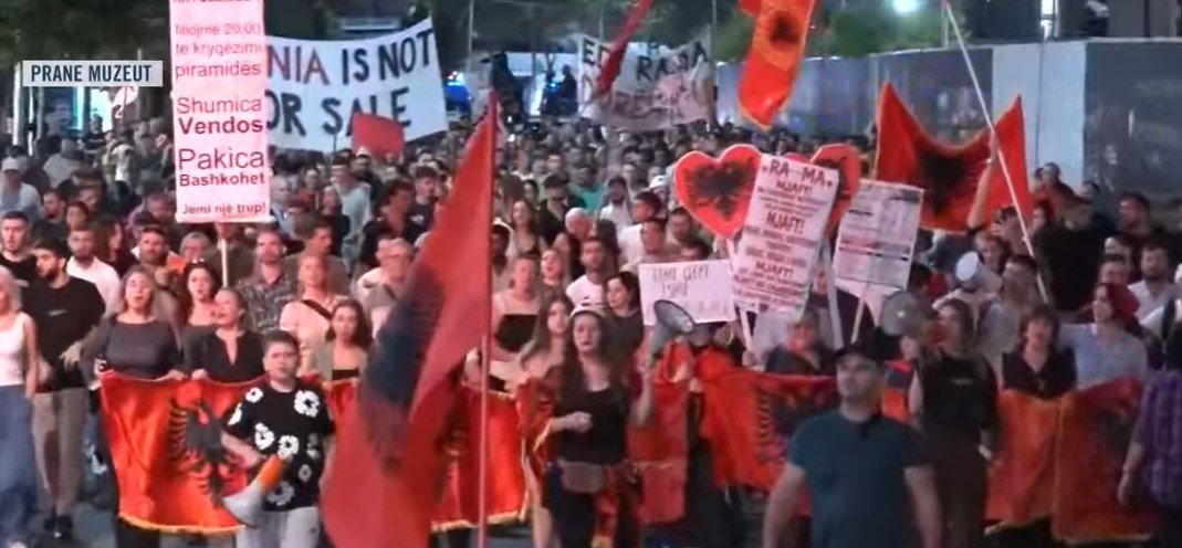 Përfundon protesta e 108-të antiqeveritare, qytetarët mbyllin marshimin: Rama jep dorëheqjen! Nesër më shumë!