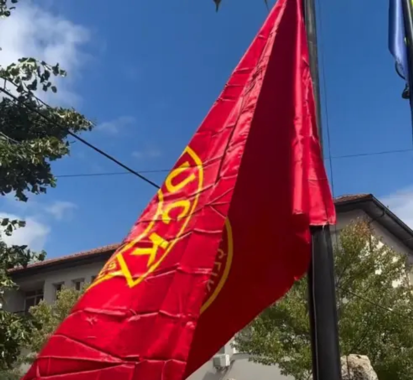 Në Pejë vendoset flamuri i UÇK së  Muhaxheri  Qyteti është gati të mbështesë çlirimtarët