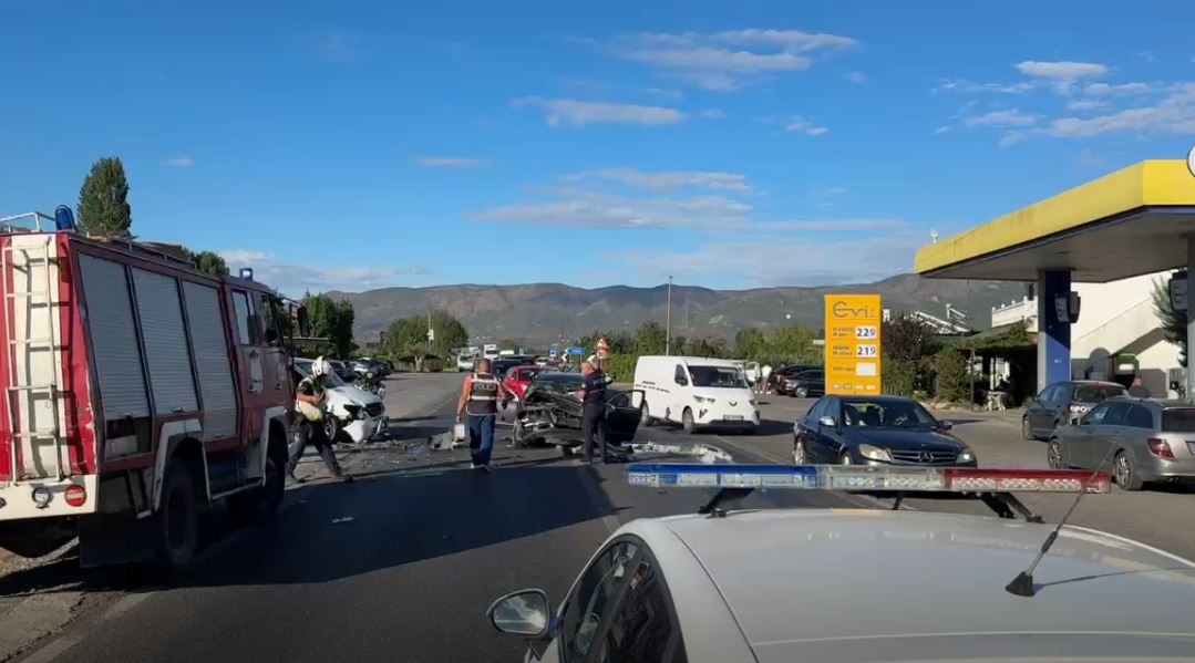 Parakalim i gabuar në superstradën Lezhë-Shkodër, disa të plagosur pas aksidentimit të dy makinave