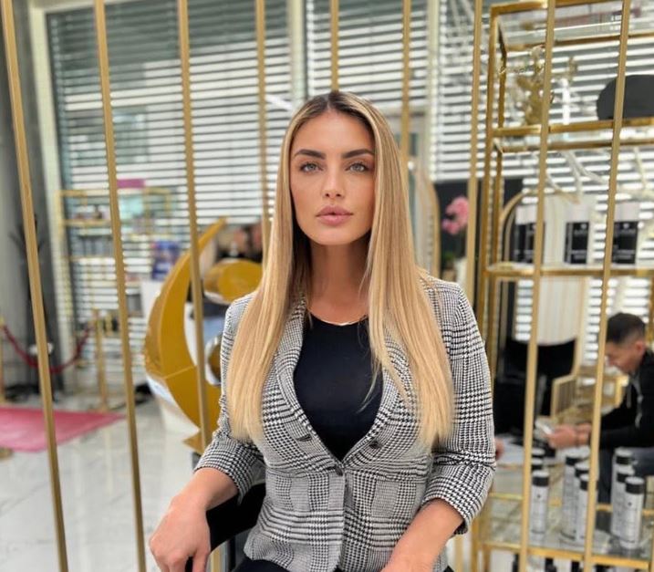 Prekëse: Genta publikon foto teksa ia mbante dorën babait të ndjerë