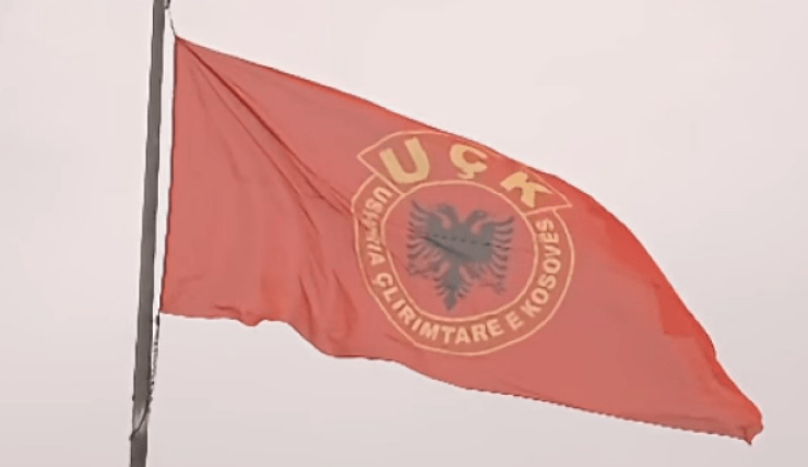Në prag të verdiktit në Hagë, Prishtina vendos flamurin e UÇK-së “te rrethi” 