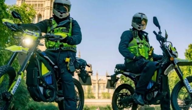Policia e Londrës përdor motoçikleta elektrike Sur-Ron për t’i ndjekur
