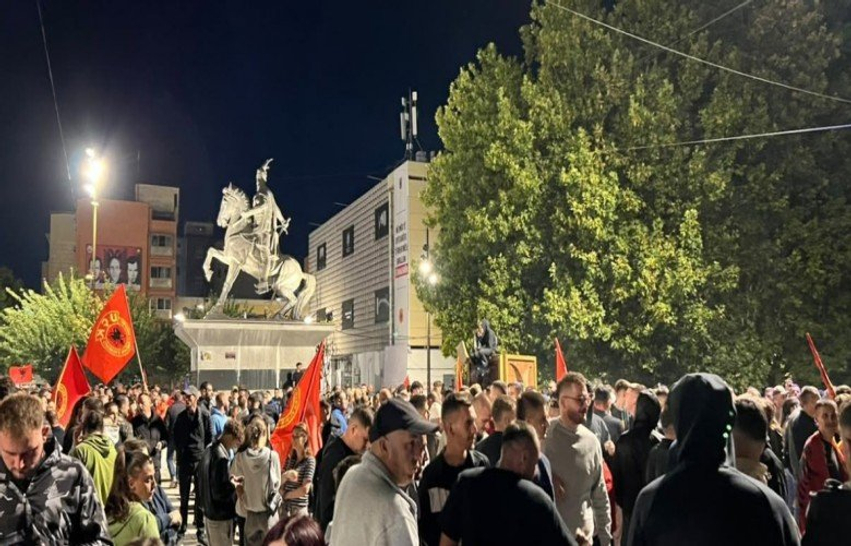 Qytetarët në shesh  Do të protestojmë e nuk do të heshtim për UÇK në