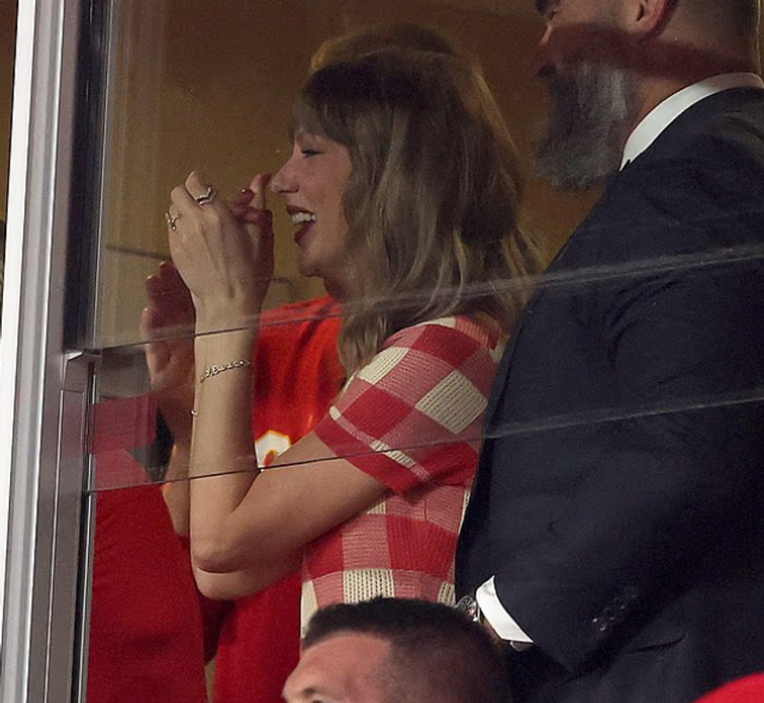 taylor-swift-terheq-vemendjen-me-unazat-e-marteses-prane-tom-cruise