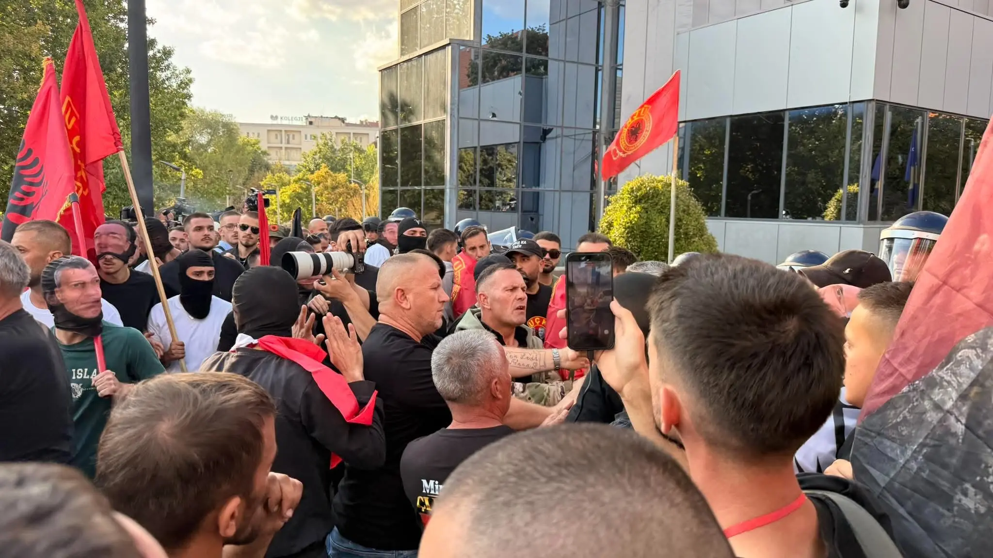 Disa protestues përleshen mes vete