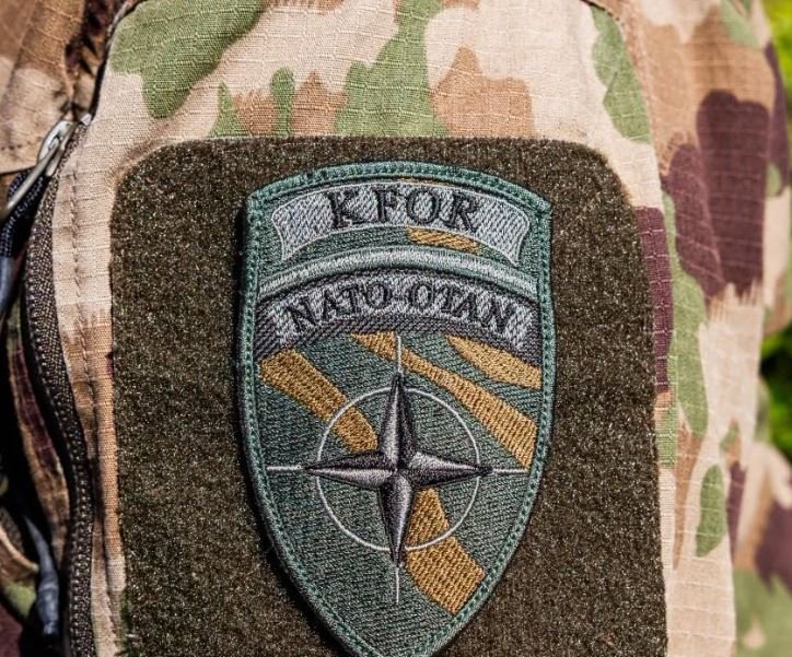 KFOR-i sqaron lëvizjen e autokolonës serbe pranë kufirit: Nuk përbën kërcënim për Kosovën