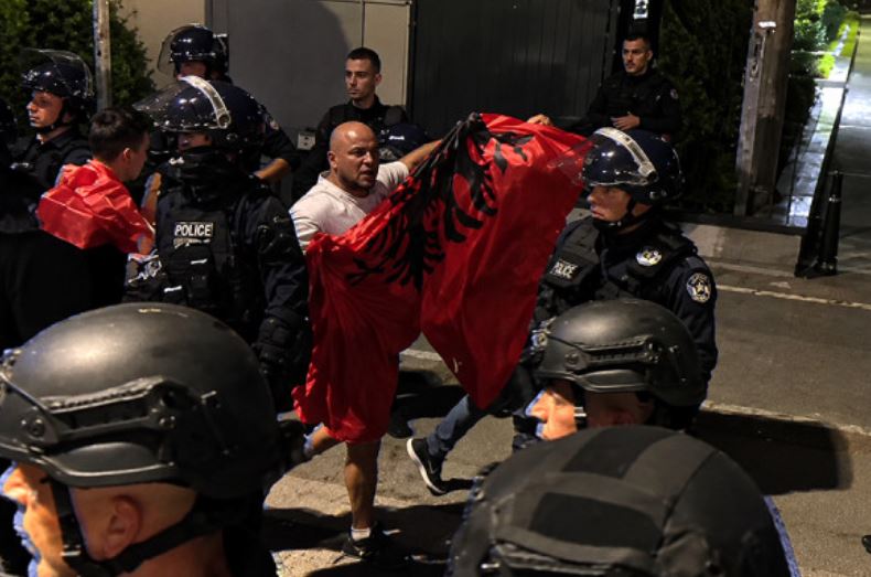 Policia e Kosovës lejoi dy protestues që të vendosin flamurin kombëtar në hyrje të Qeverisë