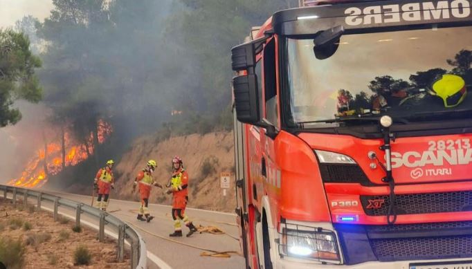 Zjarri përfshin 690 hektarë në Valencia/ Evakuohen kampingu dhe fermat