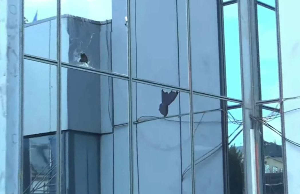 Protestuesit gjuajnë me gurë objektin e Qeverisë