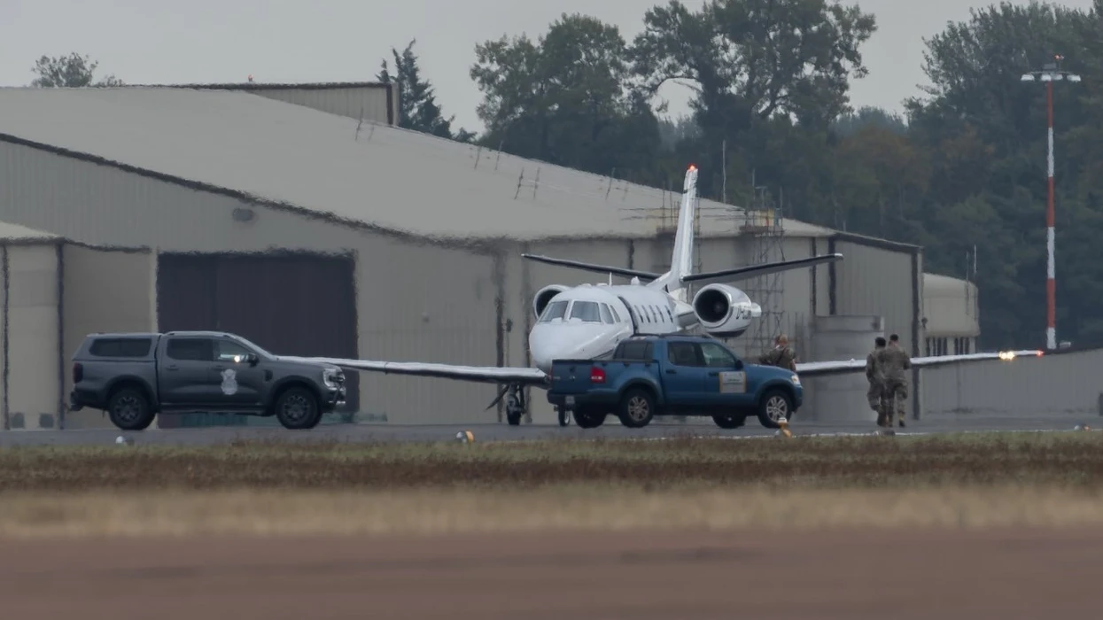 Piloti i aeroplanit privat ngatërroi aeroportin - ulet në një bazë ushtarake britanike