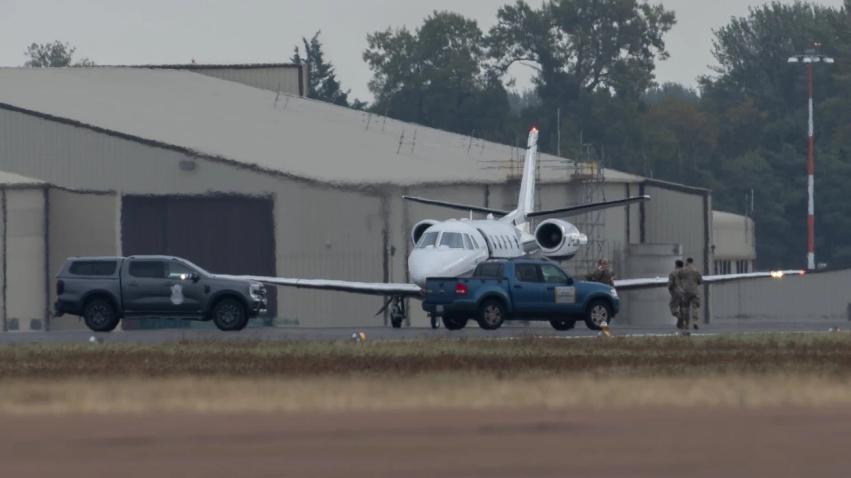 Piloti i aeroplanit privat ngatërroi aeroportin   ulet në një bazë ushtarake britanike
