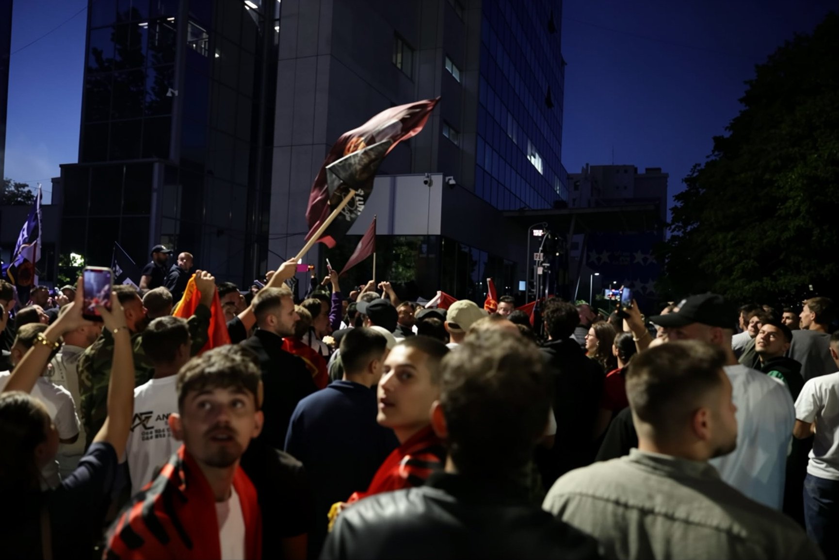 Protestuesit vazhdojnë qëndrimin para Qeverisë