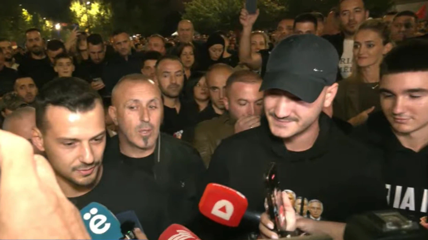 Endrit Thaçi dhe Klestor Veseli iu bashkuan tubimit të qytetarëve pas aktgjykimit të Gjykatës Speciale ndaj ish krerëve të UÇK së