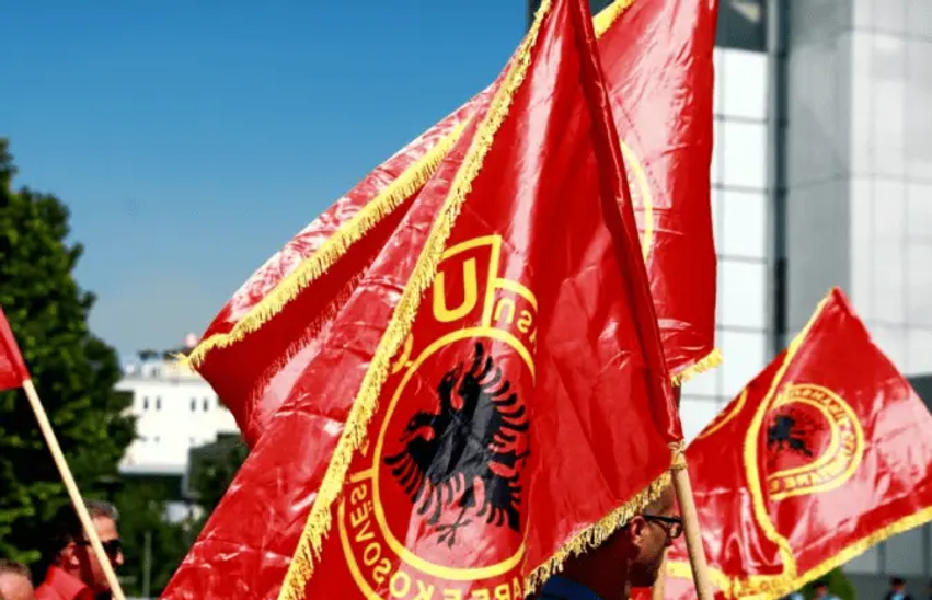 flamuri-i-uck-se-do-te-valoje-ne-hyrjen-e-cdo-shkolle-te-prishtines