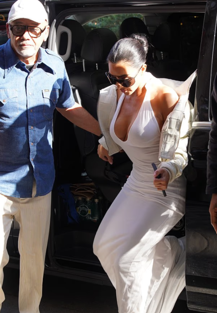 kim-kardashian-shfaqet-pa-recipeta-ne-paris-ne-shoqerine-e-christian-louboutin