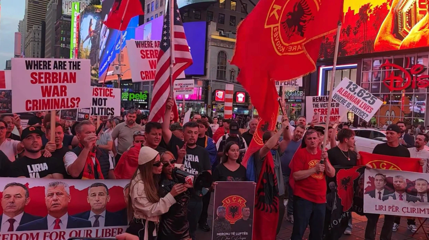 Shqiptarët protestojnë në Times Square pas aktgjykimit ndaj ish krerëve të UÇK së
