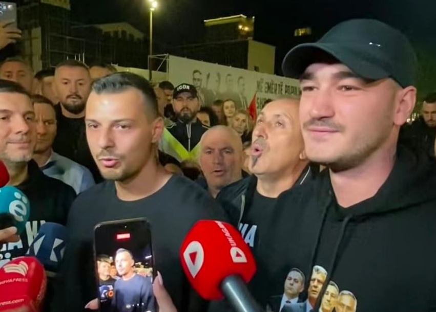 Endrit Thaçi nga protesta  Populli është me UÇK në  besojmë në pafajësinë e çlirimtarëve