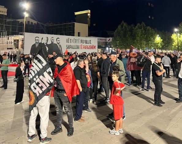 Protestuesit nisin të mblidhen para Qeverisë