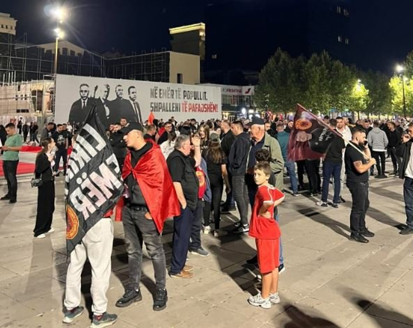 Protestuesit nisin të mblidhen para Qeverisë