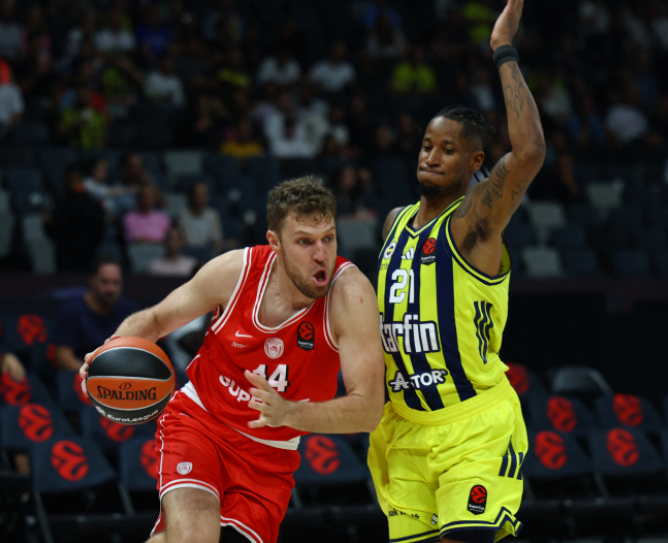 Olympiacos mund Fenerbahcen dhe kualifikohet në finalen e Superkupës