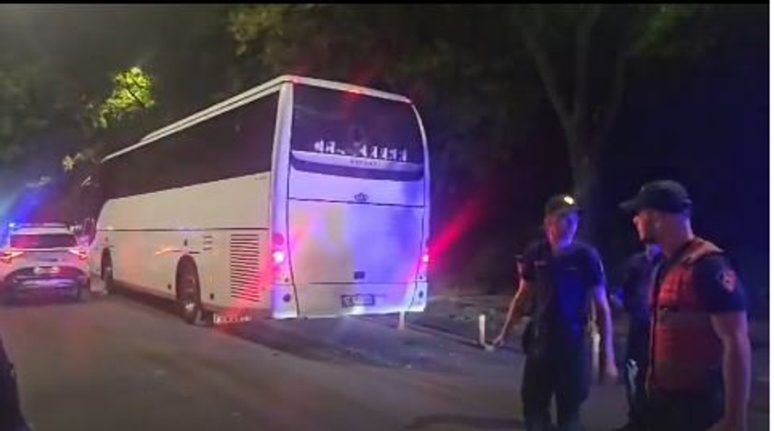 Thyhen xhamat e autobusit të tifozëve