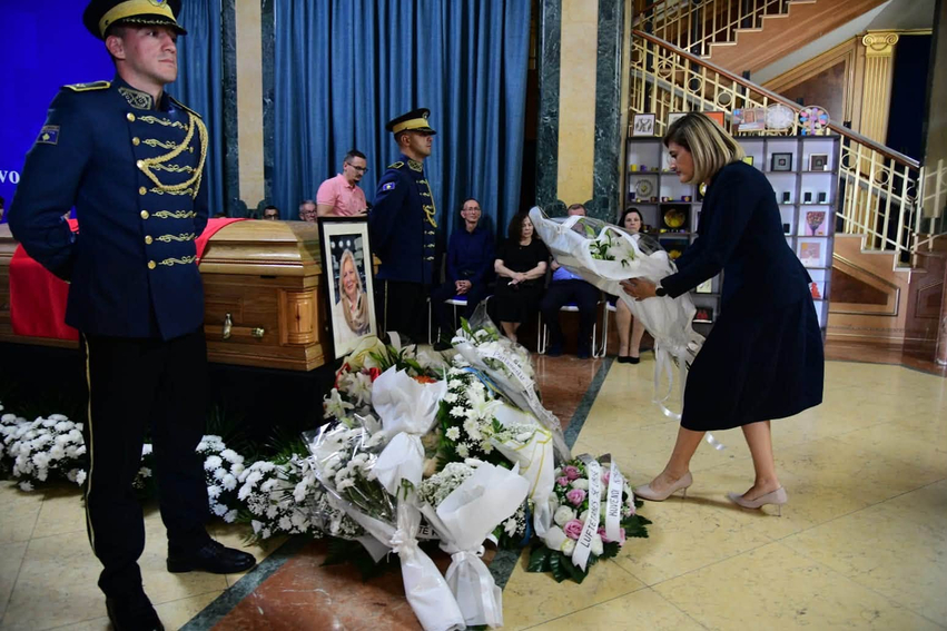 Kusari Lila  Flora Brovina hapi rrugë atëherë kur dukej e pamundur