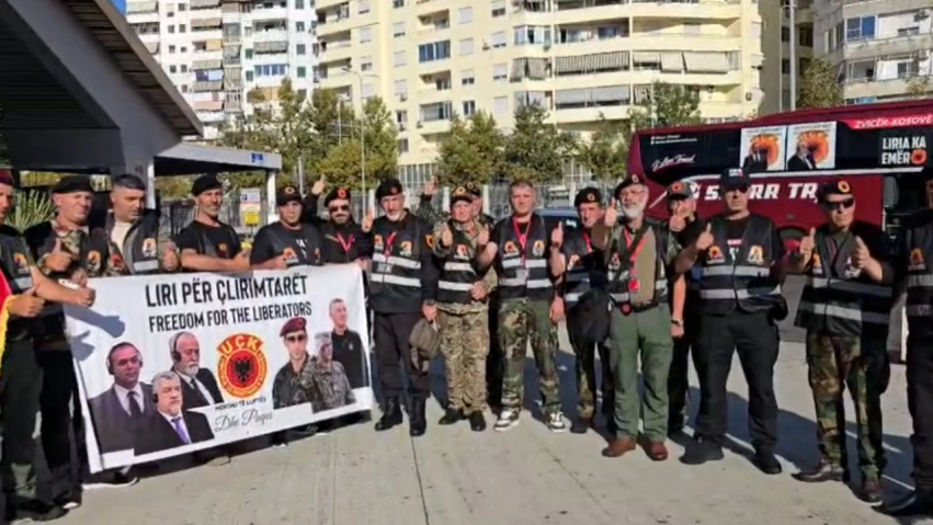 Dy ditë pas vendimit të Hagës  ish luftëtarët e UÇK së zbarkojnë në Durrës  mesazhe mbështetjeje dhe vetëpërmbajtjeje