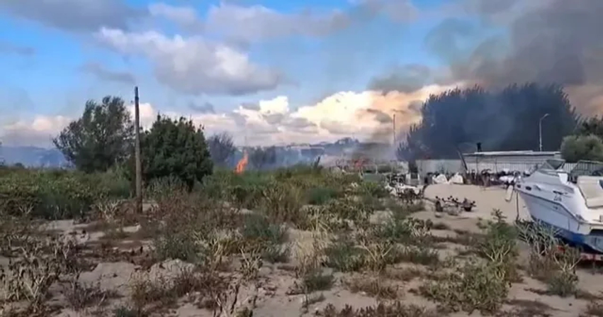 zjarr-ne-durres-qytetari-u-ve-flaken-mbeturinave-zjarri-u-afrohet-banesave