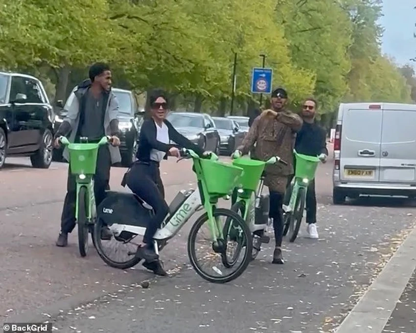 Kim Kardashian dhe Lewis Hamilton befasojnë në Londër, zgjedhin biçikletat Lime për të eksploruar qytetin 2 Image