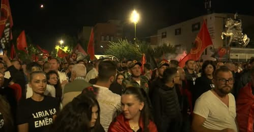 Pjesëmarrësit e thonë betimin e ushtarit të UÇK së në protestën që po organizohet në Prishtinë
