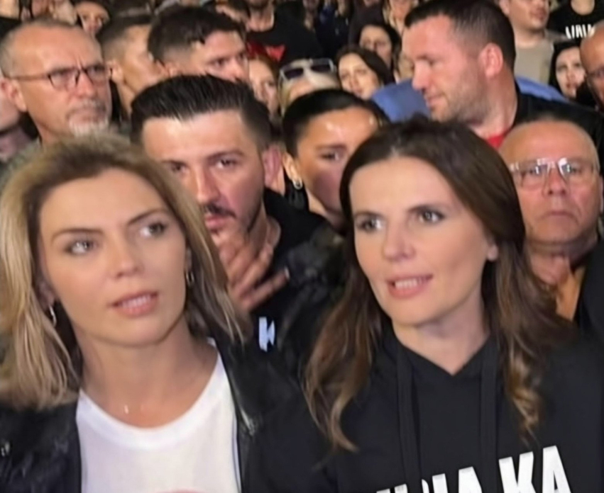  Votuan për Specialen   Krasniqi reagon   Shikoni kush është mes protestuesve 